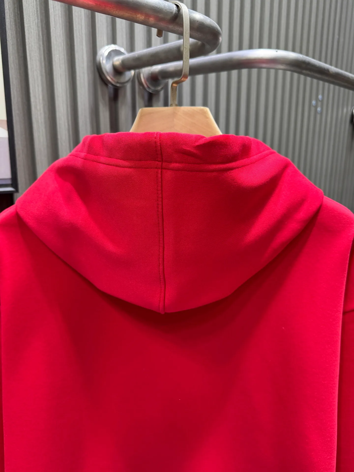 🅿️280 Louis Vuitton 1V25 Autumn and Winter New Year's new brand element printed hooded sweatshirt 400g pure cotton ➕ silver fox velvet Celebrates the art of travel with playful prints and LV Ski patches. The colorful pattern design is inspired by the ski school emblem and is decorated with the brand's iconic details. This casual piece adds a touch of sophistication to the winter vacation look. The fabric has a solid feel and is very classy, soft and delicate. Very refined and tasteful. Loose os cut. In line with the current trend aesthetic. Regular fit. Mixed print on the front.